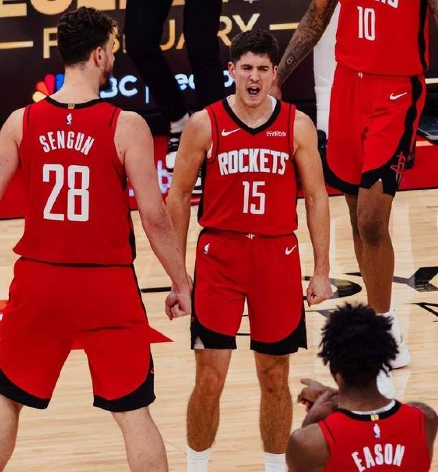 米兰体育app-火箭外线射手发威，围甲腾晋级次轮